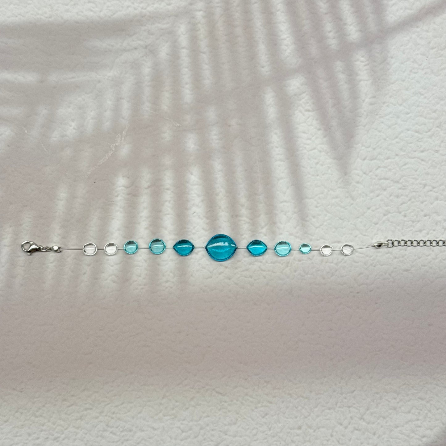 Brățară Gradient turcoaz handmade din rășină, charm în formă de picătură de ploaie, colecția Gradient – Drop