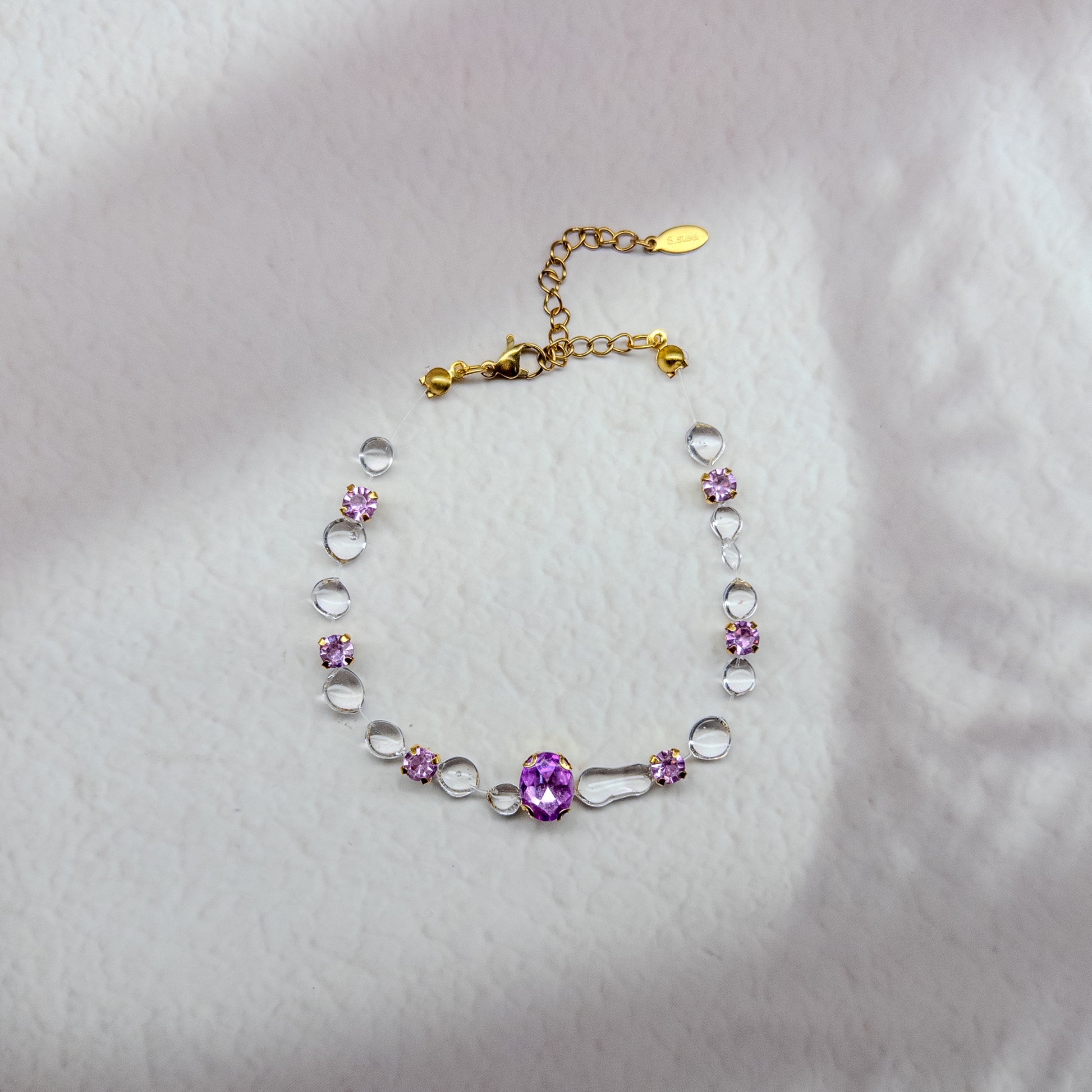 Brățară Gemastone mov handmade din rășină, decorată cu pietre decorative în formă de diamant, non-prețioase, colecția Gemastone
