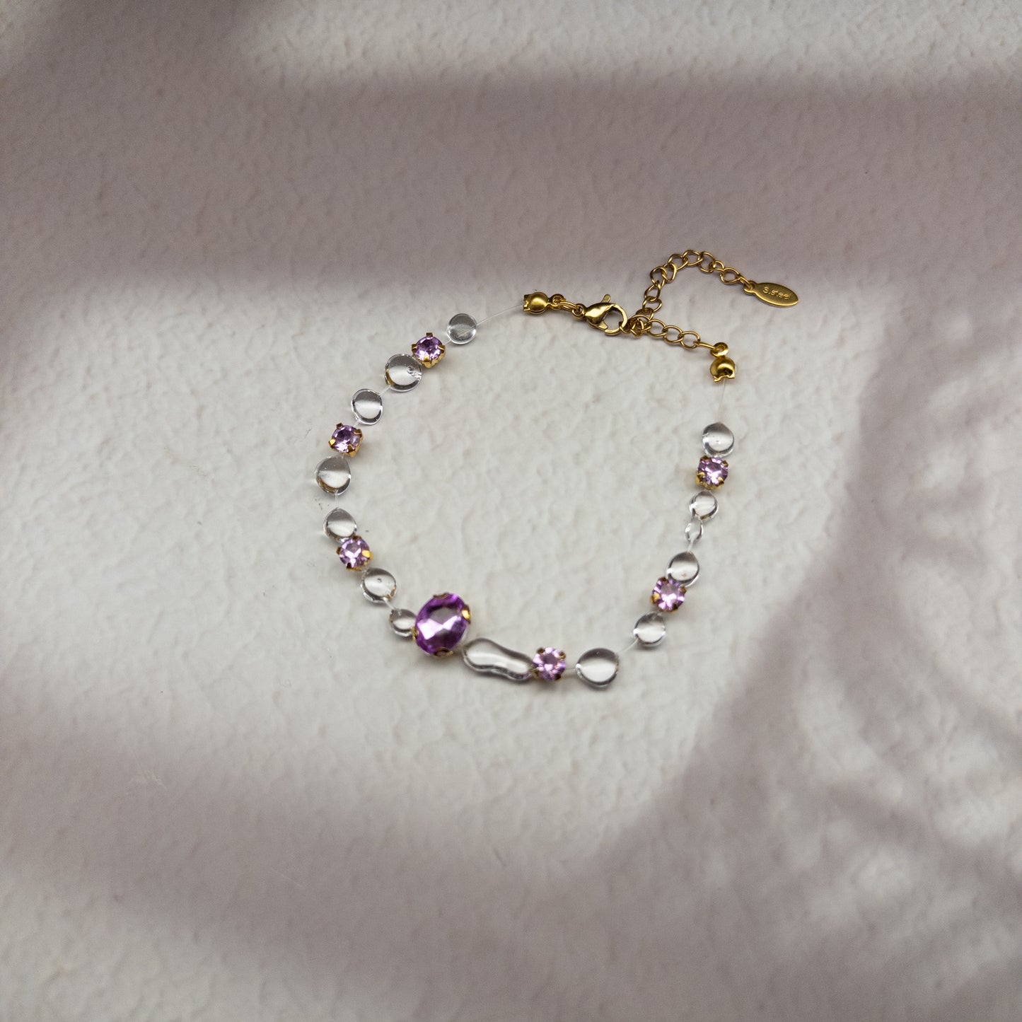 Brățară Gemastone mov handmade din rășină, decorată cu pietre decorative în formă de diamant, non-prețioase, colecția Gemastone