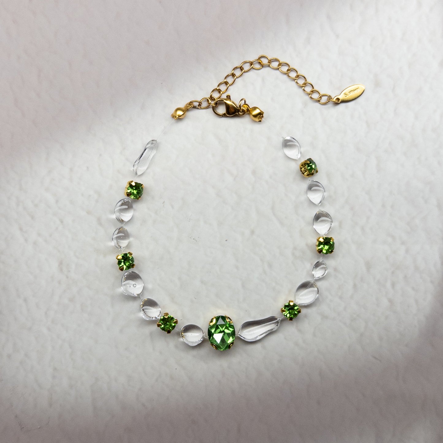 Brățară Gemastone verde handmade din rășină, accentuată cu pietre decorative în formă de diamant, non-prețioase, colecția Gemastone