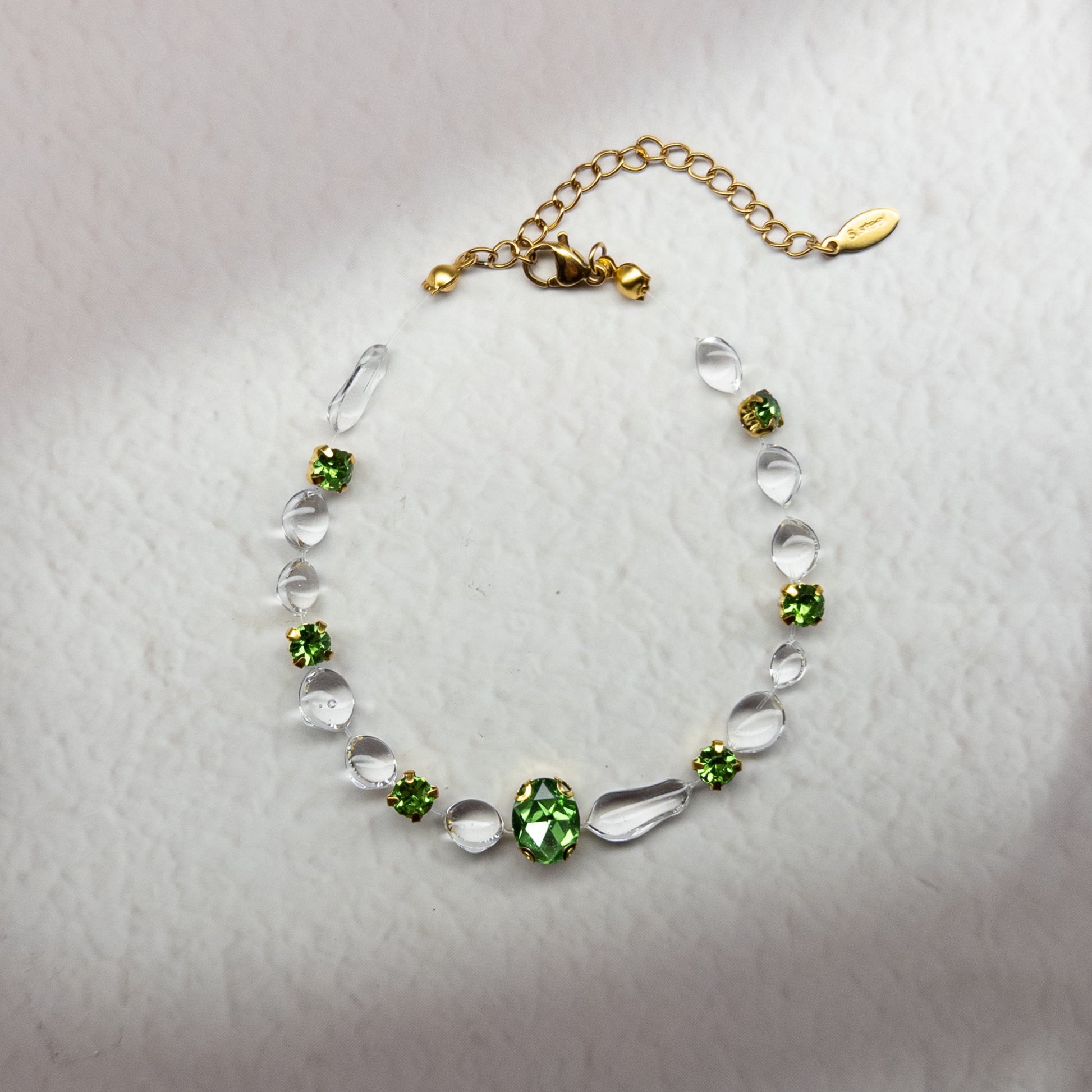 Brățară Gemastone verde handmade din rășină, accentuată cu pietre decorative în formă de diamant, non-prețioase, colecția Gemastone