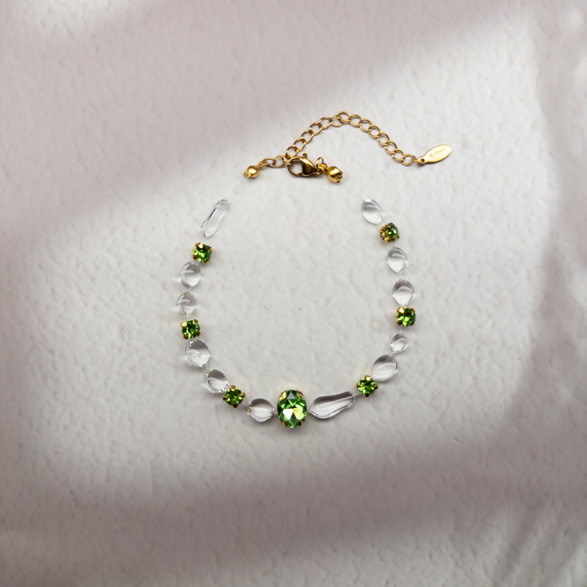 Brățară Gemastone verde handmade din rășină, accentuată cu pietre decorative în formă de diamant, non-prețioase, colecția Gemastone