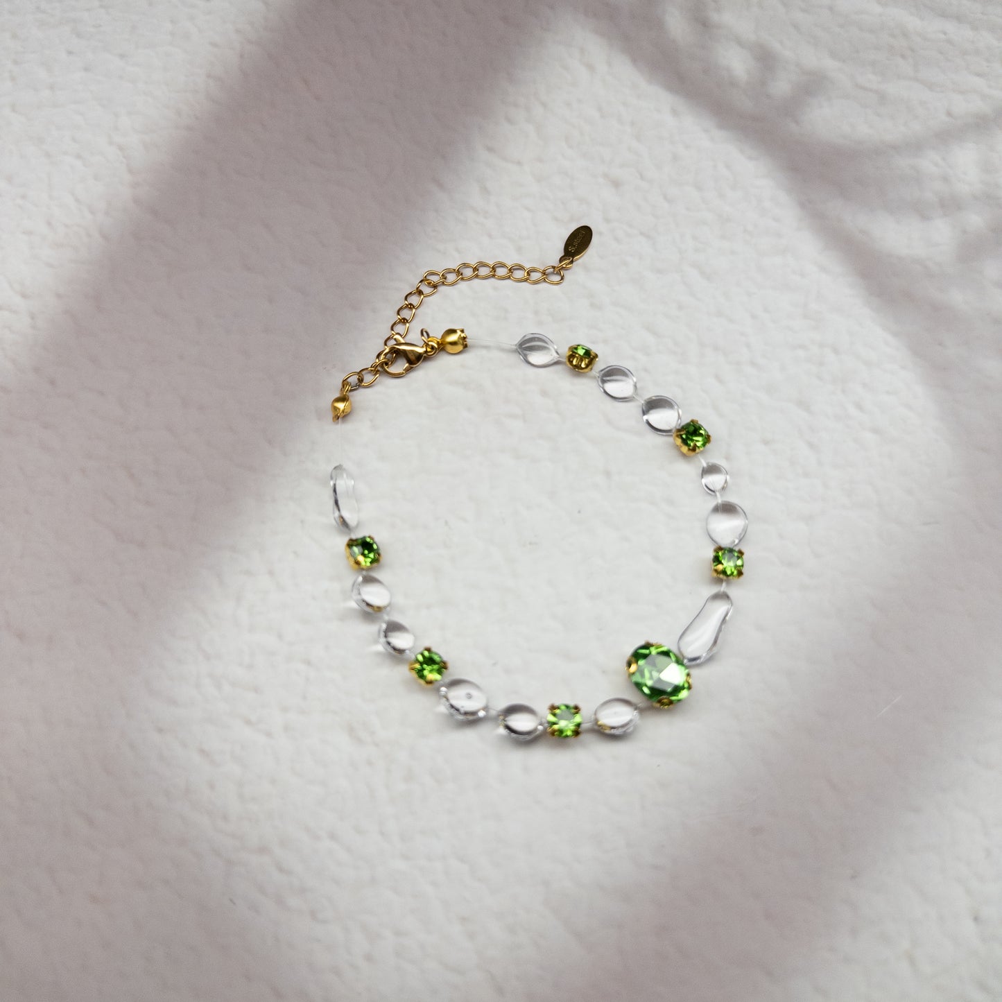 Brățară Gemastone verde handmade din rășină, accentuată cu pietre decorative în formă de diamant, non-prețioase, colecția Gemastone