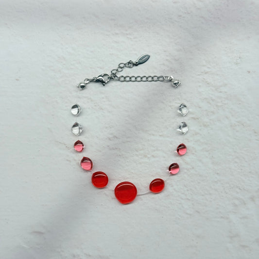 Brățară Gradient roșie handmade din rășină intensă, pandantiv picătură de ploaie, colecția Gradient – Drop