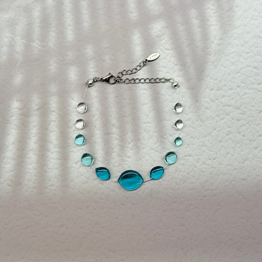 Brățară Gradient turcoaz handmade din rășină, charm în formă de picătură de ploaie, colecția Gradient – Drop