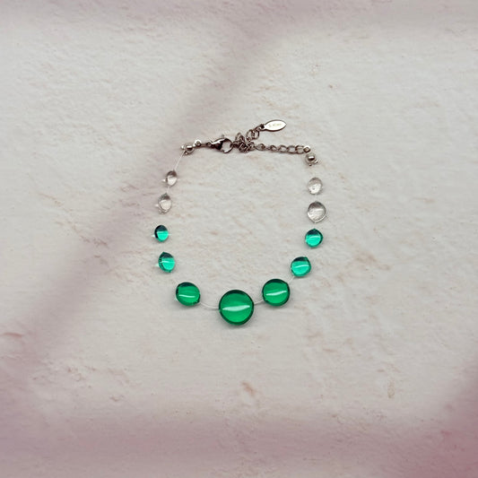 Brățară Gradient verde handmade din rășină translucidă, charm picătură de ploaie, colecția Gradient – Drop