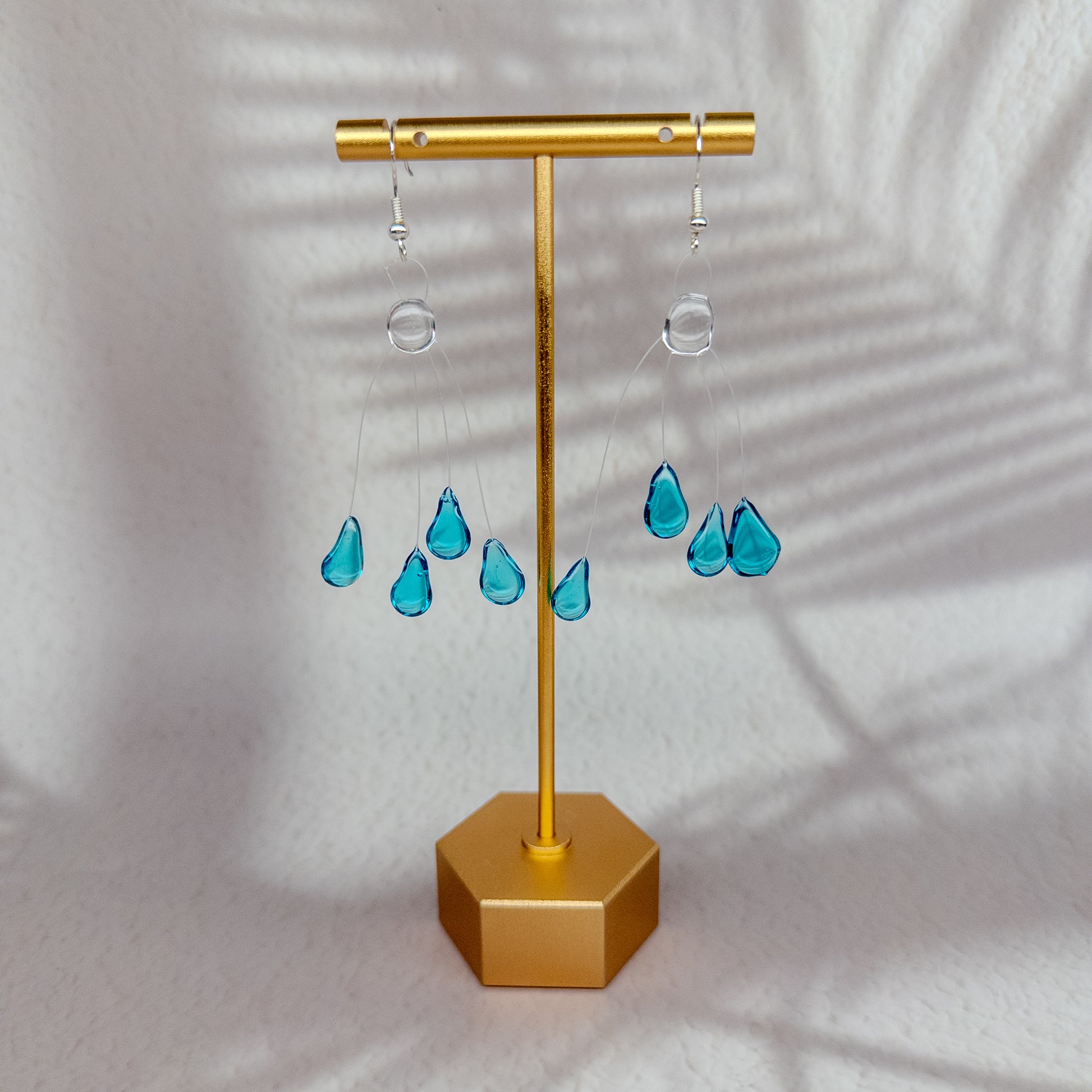 Cercei Gradient turcoaz handmade din rășină, în formă de picături de ploaie, colecția Gradient – Drop