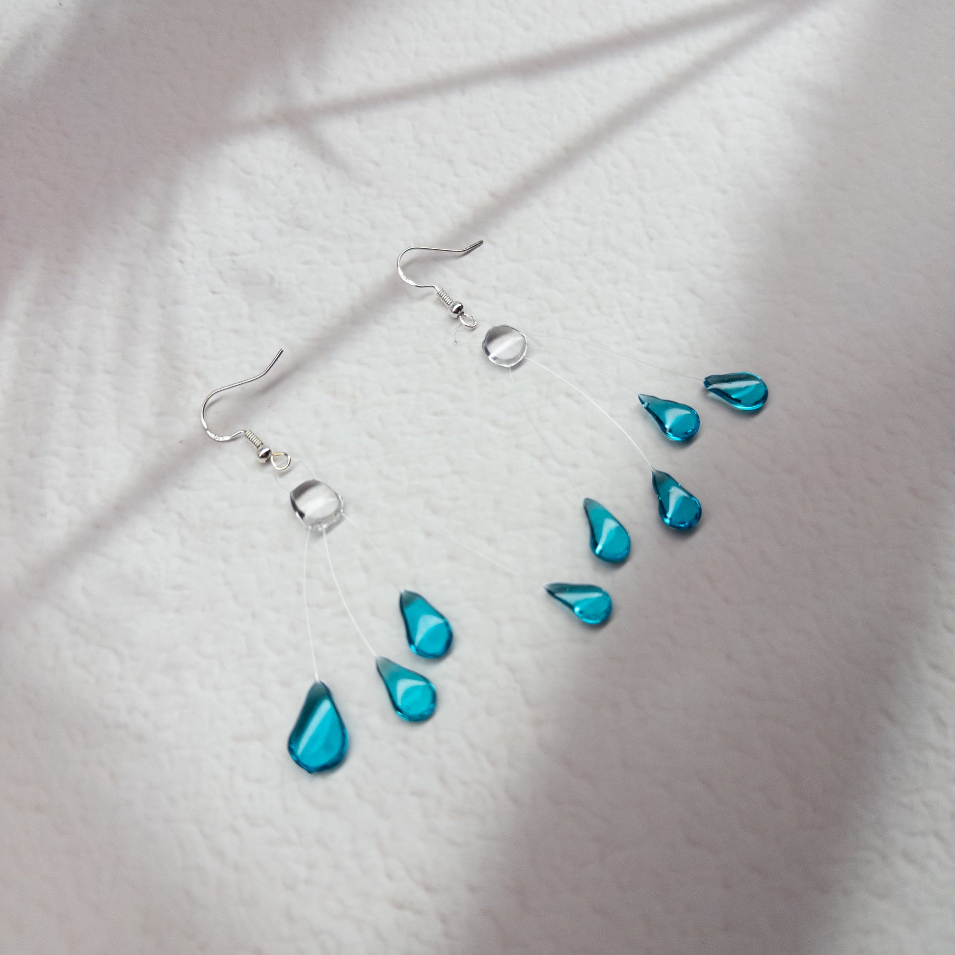 Cercei Gradient turcoaz handmade din rășină, în formă de picături de ploaie, colecția Gradient – Drop