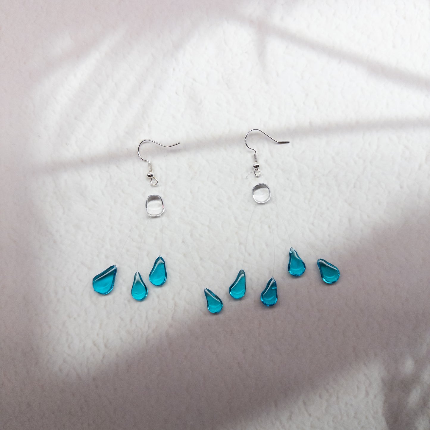 Cercei Gradient turcoaz handmade din rășină, în formă de picături de ploaie, colecția Gradient – Drop