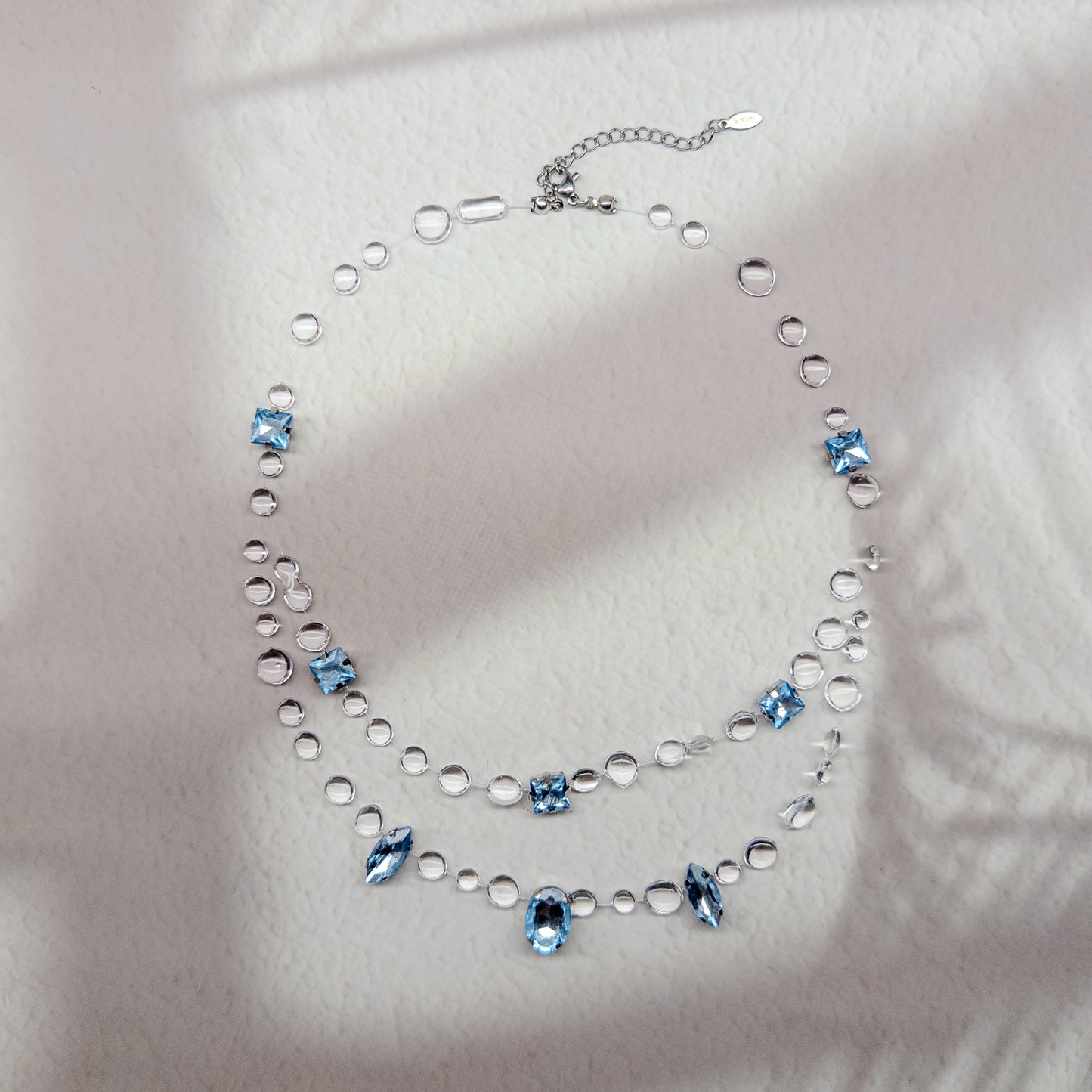 Colier Gemastone albastru handmade din rășină, pandantiv unicat cu pietre decorative tip diamant, fără pietre prețioase, colecția Gemastone- Drop