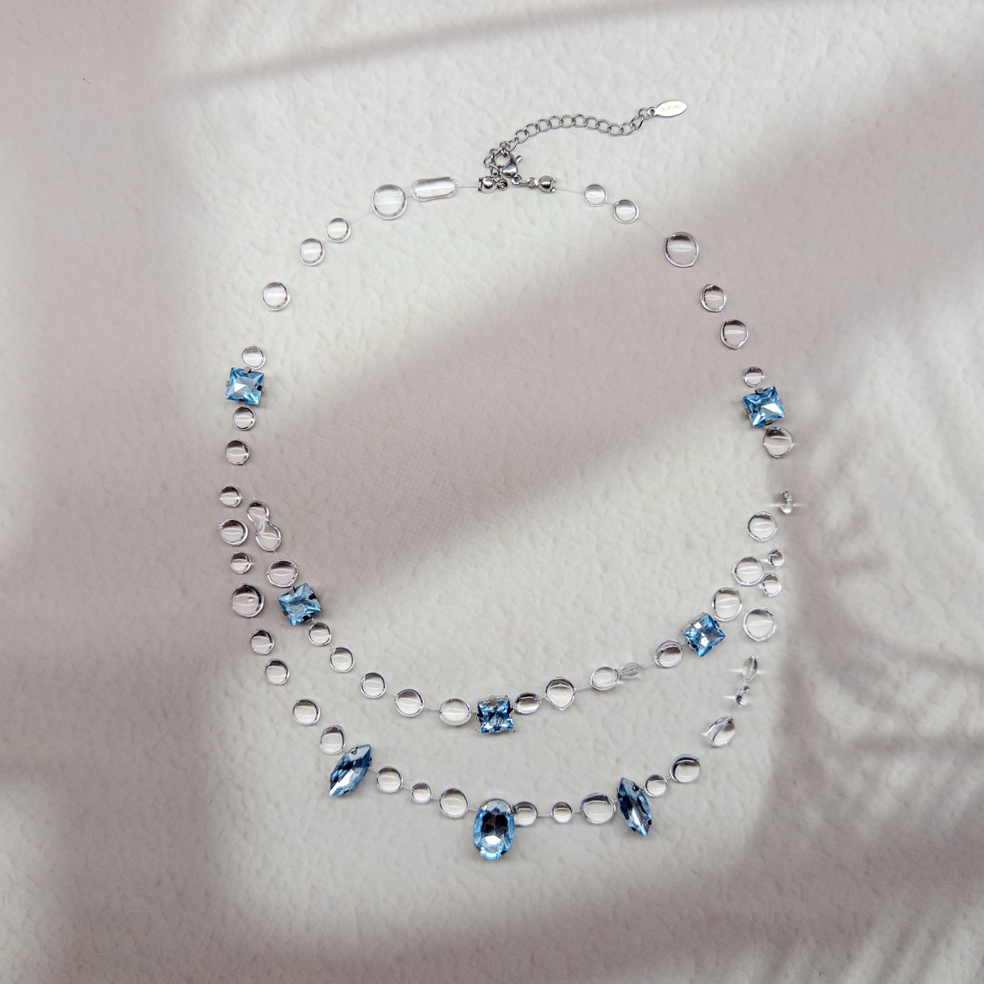 Colier Gemastone albastru handmade din rășină, pandantiv unicat cu pietre decorative tip diamant, fără pietre prețioase, colecția Gemastone- Drop