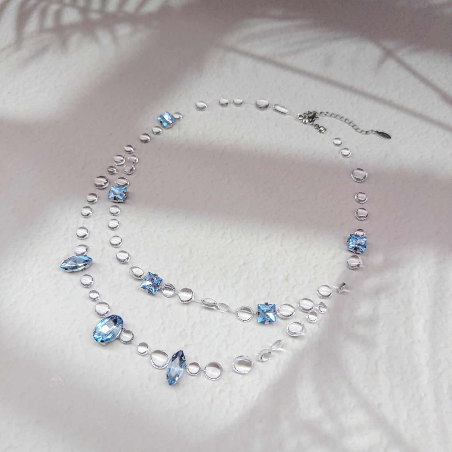 Colier Gemastone albastru handmade din rășină, pandantiv unicat cu pietre decorative tip diamant, fără pietre prețioase, colecția Gemastone- Drop