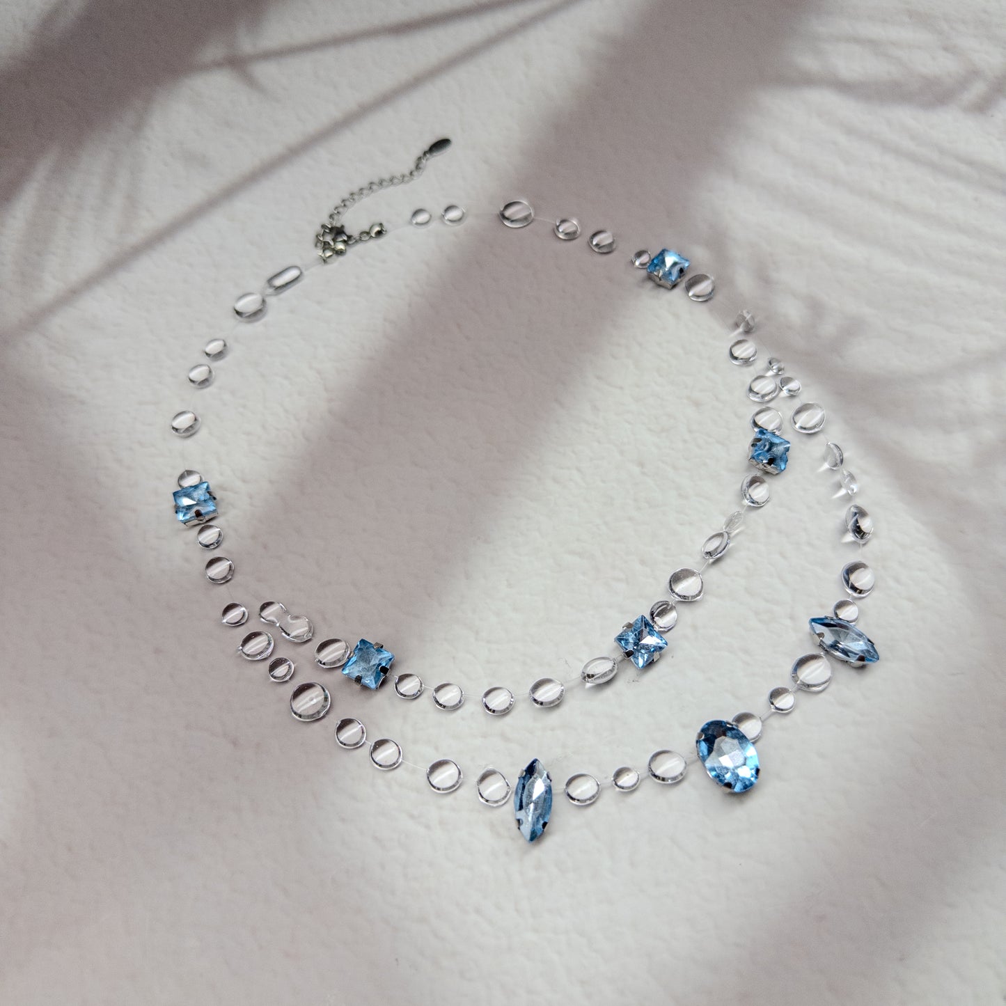 Colier Gemastone albastru handmade din rășină, pandantiv unicat cu pietre decorative tip diamant, fără pietre prețioase, colecția Gemastone- Drop