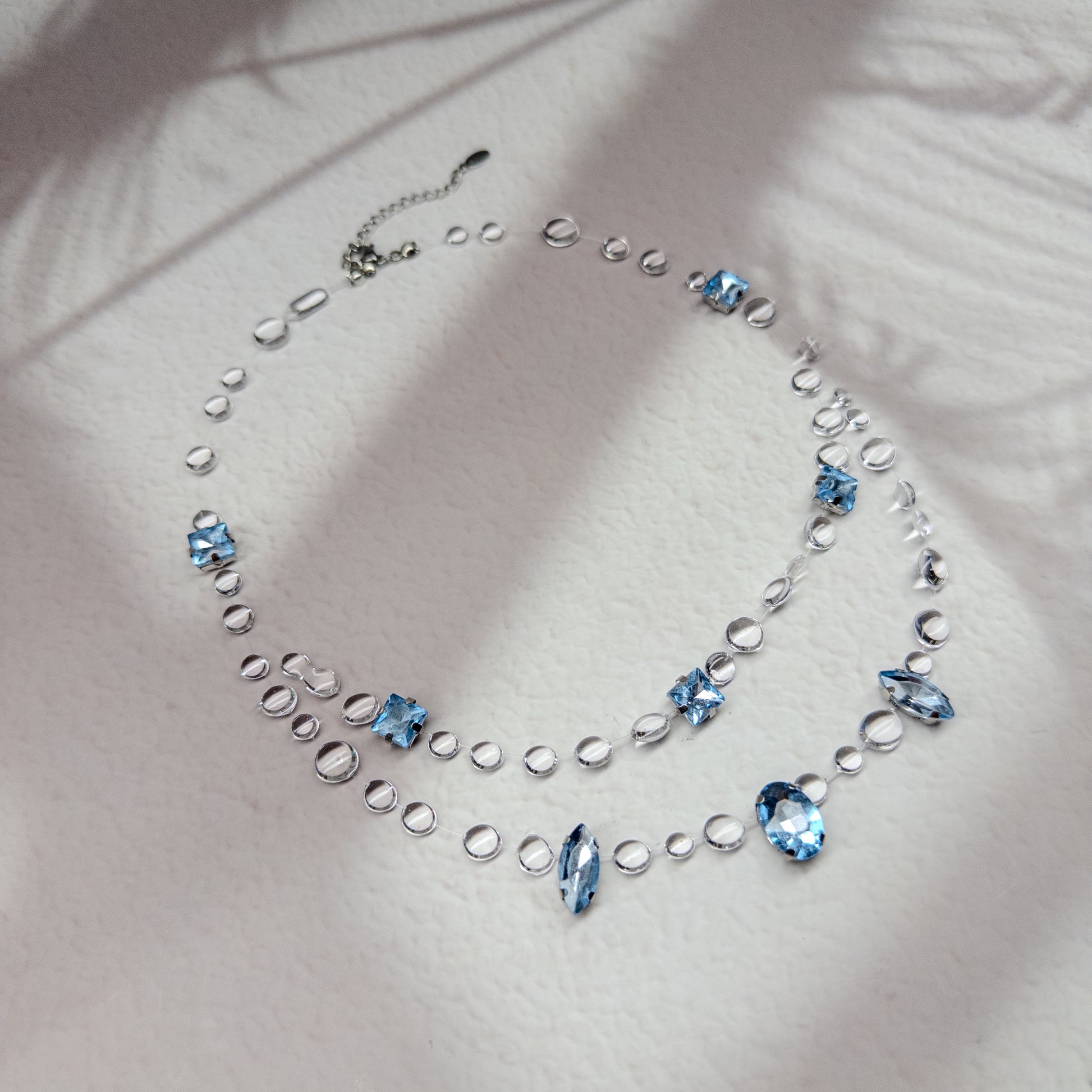 Colier Gemastone albastru handmade din rășină, pandantiv unicat cu pietre decorative tip diamant, fără pietre prețioase, colecția Gemastone- Drop