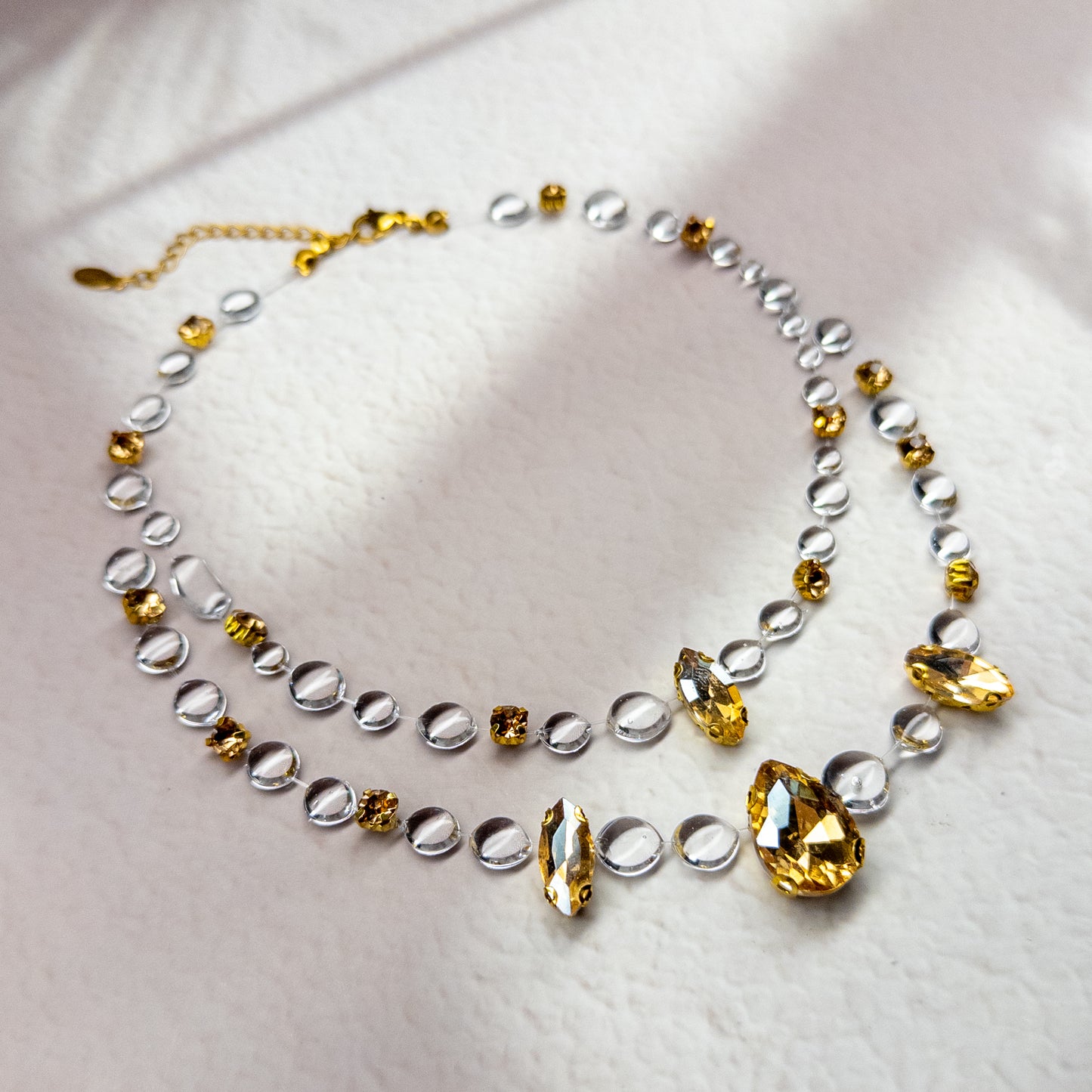 Colier Gemastone galben handmade din rășină, pandantiv decorat cu pietre în formă de diamant, non-prețioase, colecția Gemastone