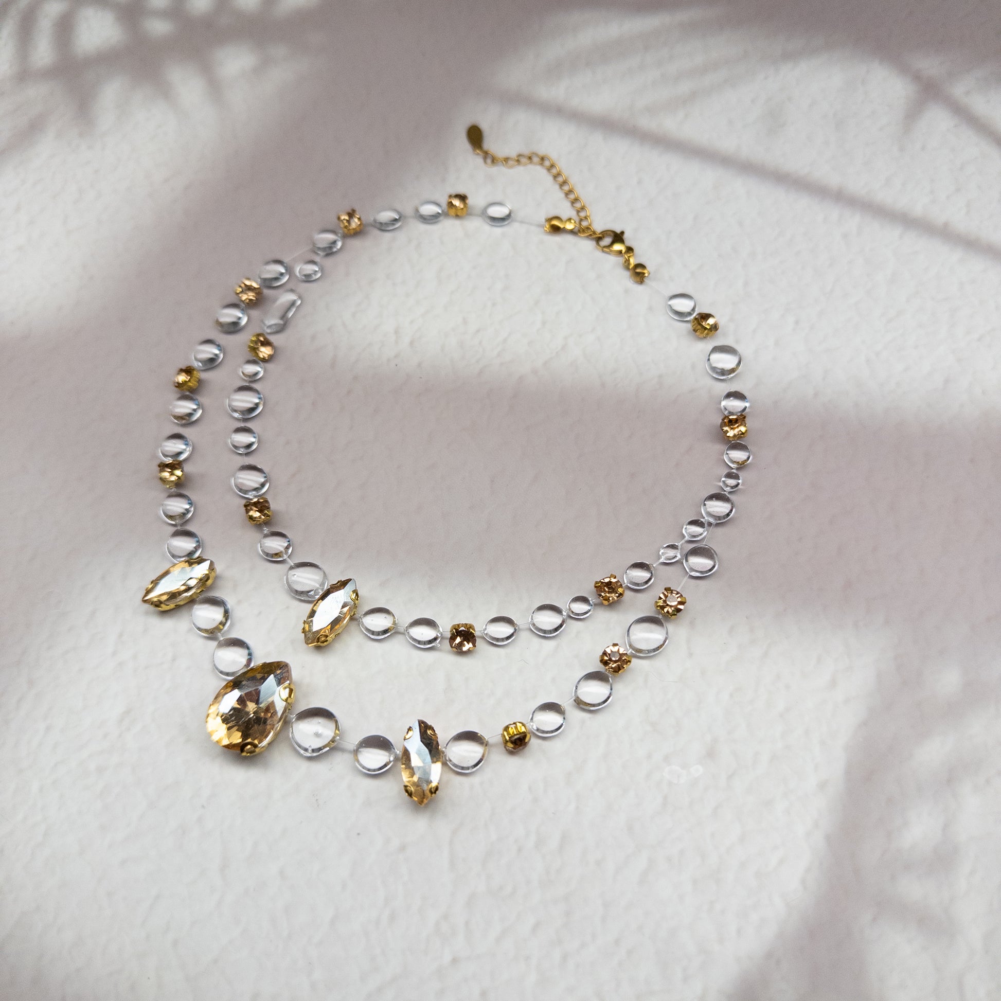 Colier Gemastone galben handmade din rășină, pandantiv decorat cu pietre în formă de diamant, non-prețioase, colecția Gemastone