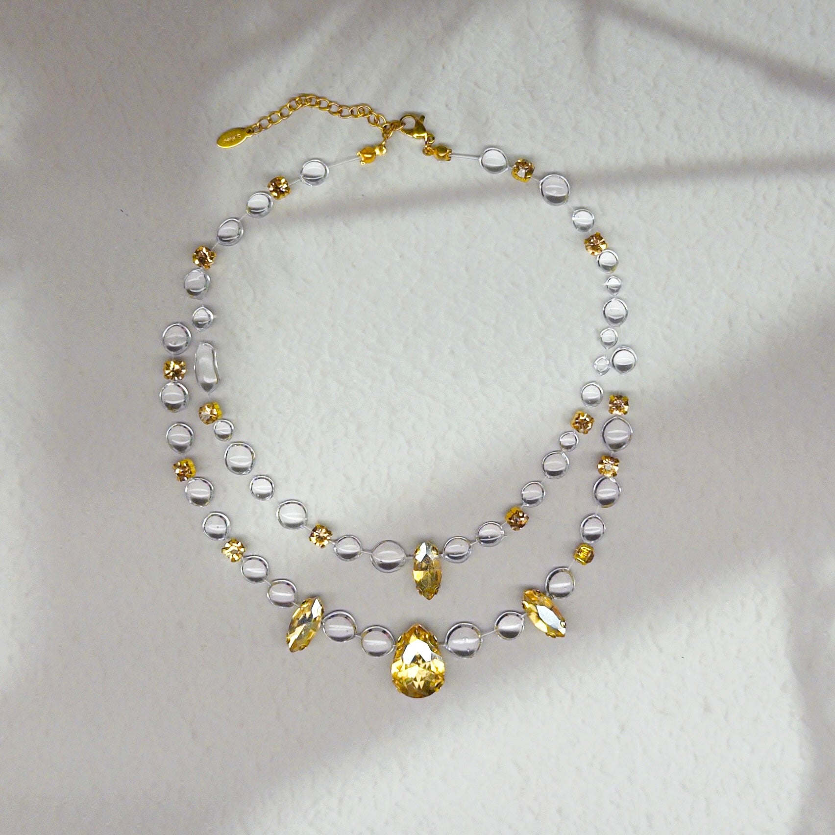 Colier Gemastone galben handmade din rășină, pandantiv decorat cu pietre în formă de diamant, non-prețioase, colecția Gemastone