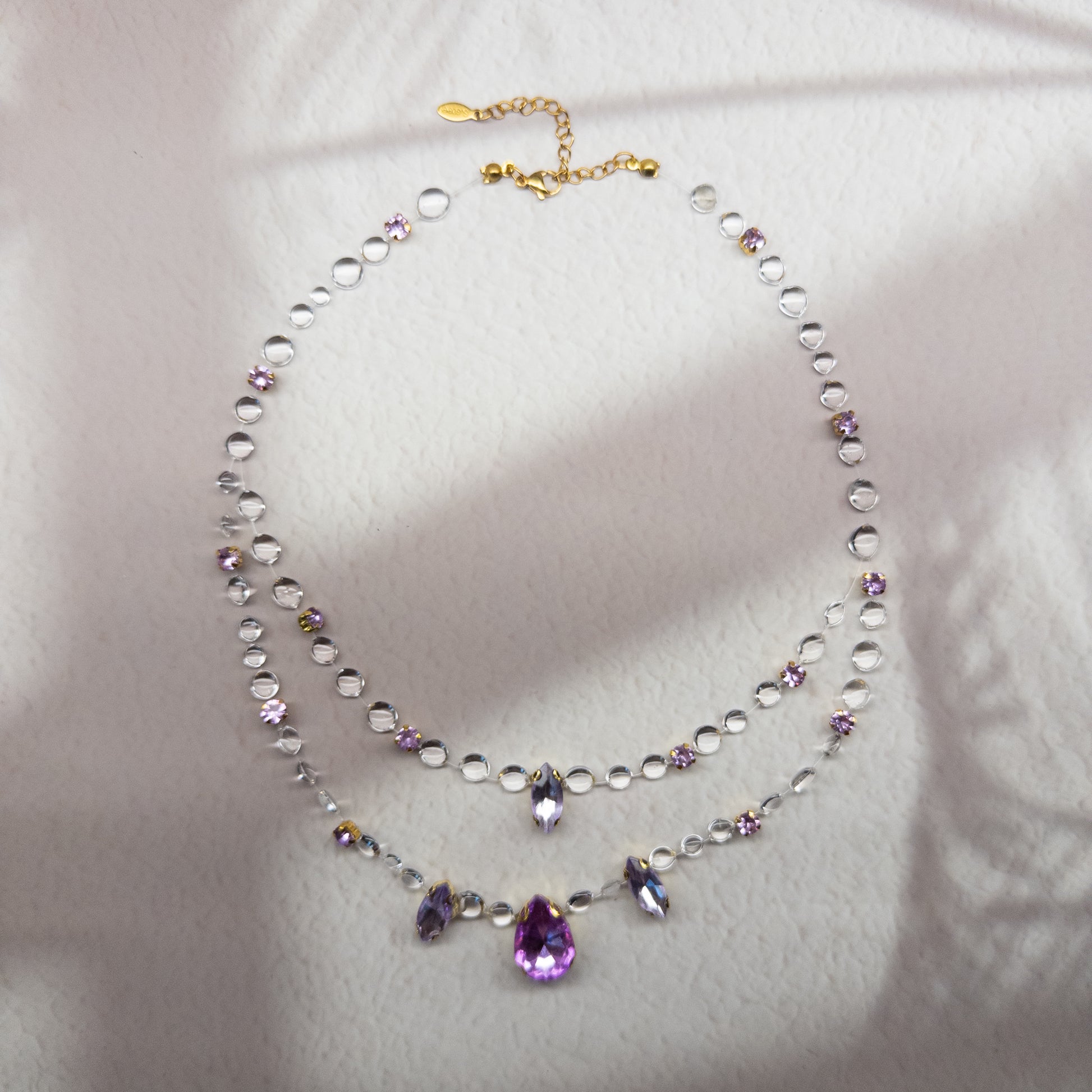 Colier Gemastone mov handmade din rășină, pandantiv cu pietre decorative tip diamant, fără pietre prețioase, colecția Gemastone