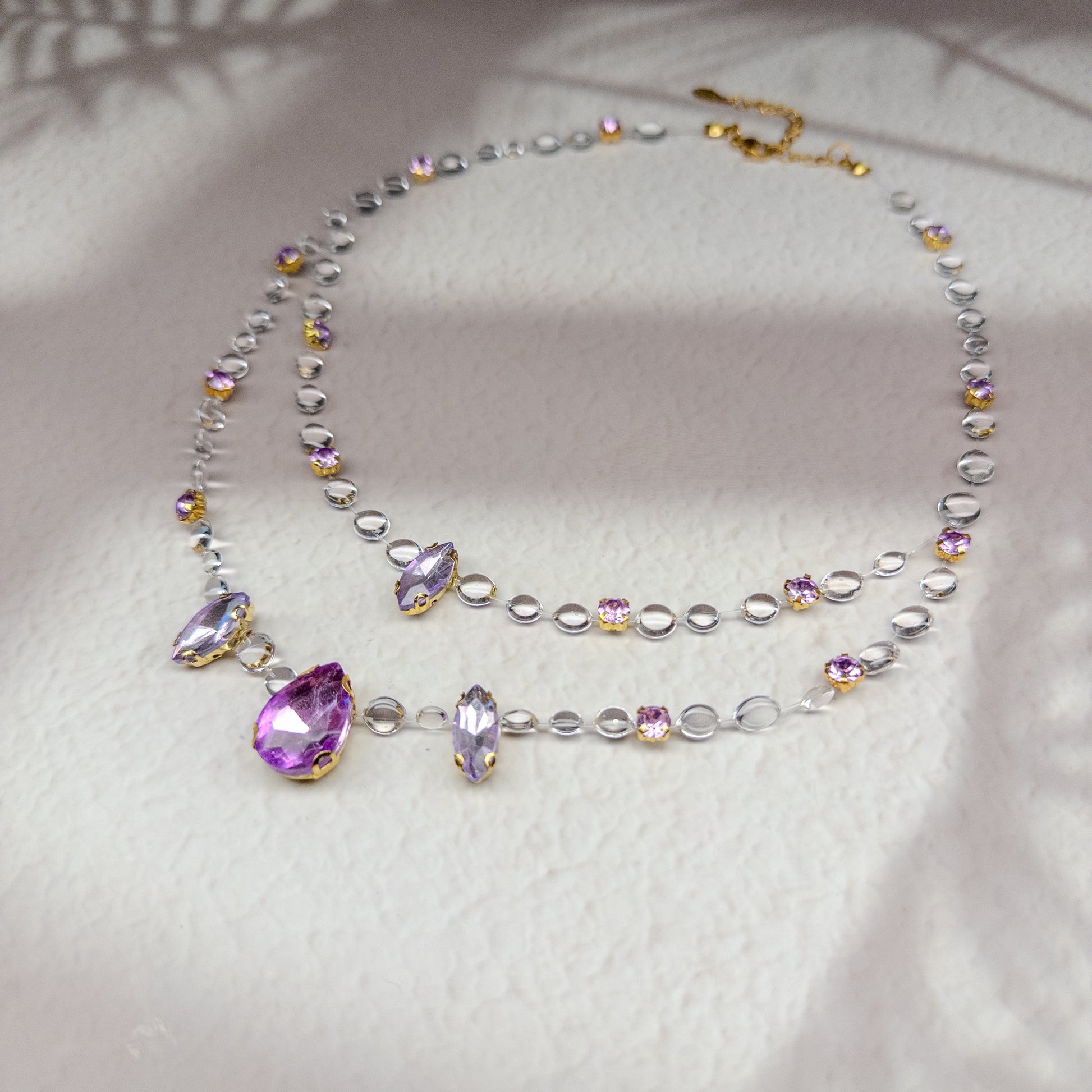 Colier Gemastone mov handmade din rășină, pandantiv cu pietre decorative tip diamant, fără pietre prețioase, colecția Gemastone- Drop