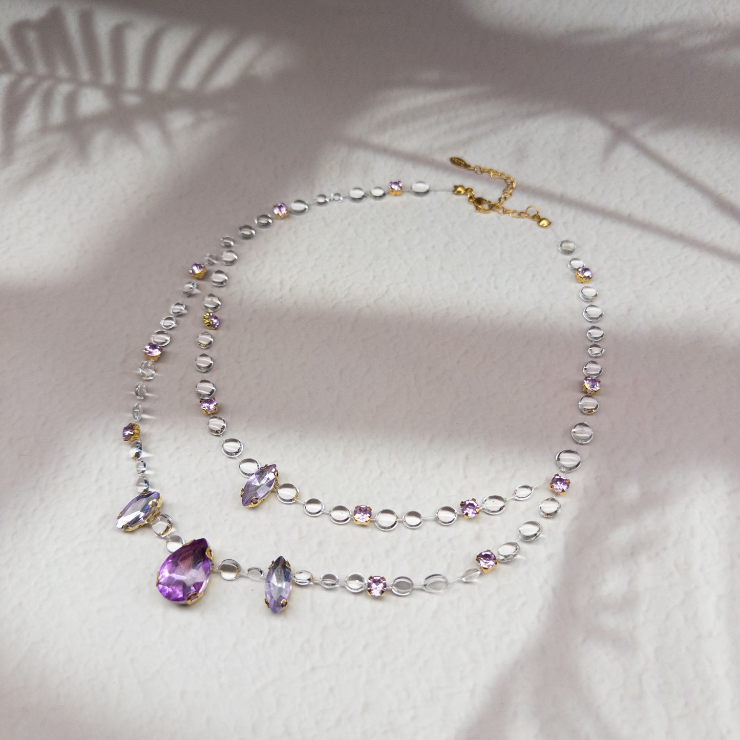 Colier Gemastone mov handmade din rășină, pandantiv cu pietre decorative tip diamant, fără pietre prețioase, colecția Gemastone