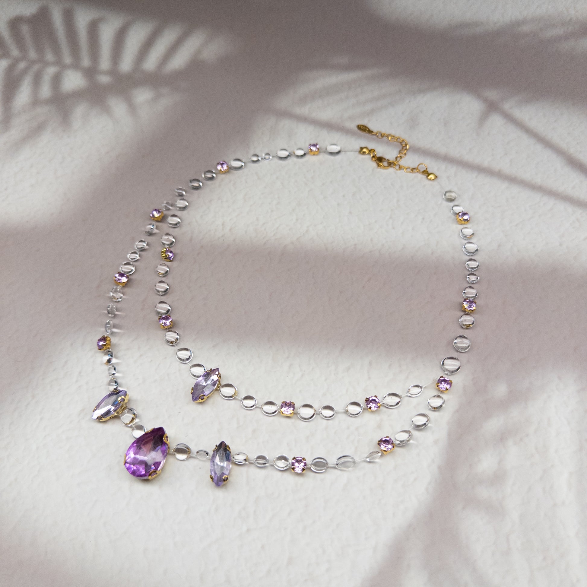 Colier Gemastone mov handmade din rășină, pandantiv cu pietre decorative tip diamant, fără pietre prețioase, colecția Gemastone