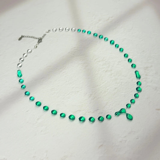 Colier Gradient verde handmade din rășină, model translucid în formă de picătură de ploaie, parte din colecția Gradient – Drop