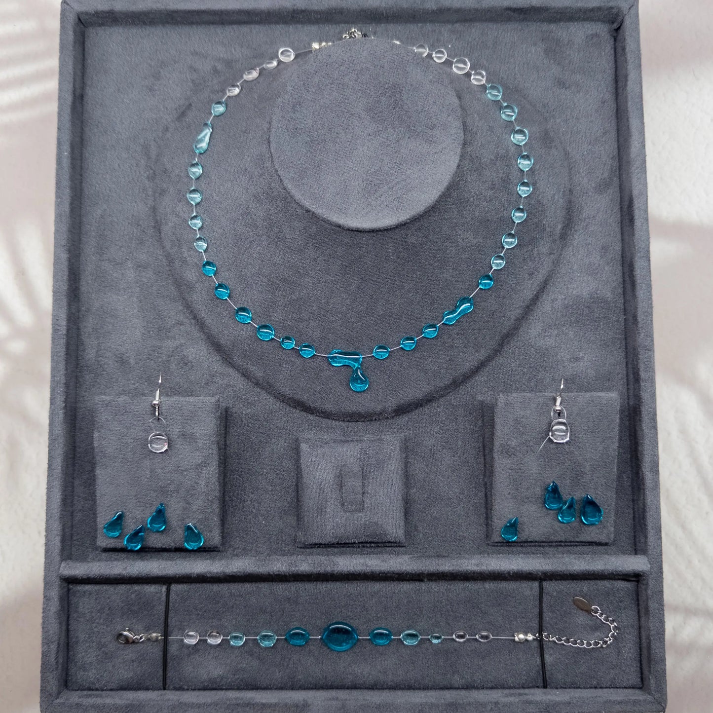 Set bijuterii Gradient turcoaz handmade din rășină, format din colier, brățară și cercei în formă de picături de ploaie, colecția Gradient – Drop