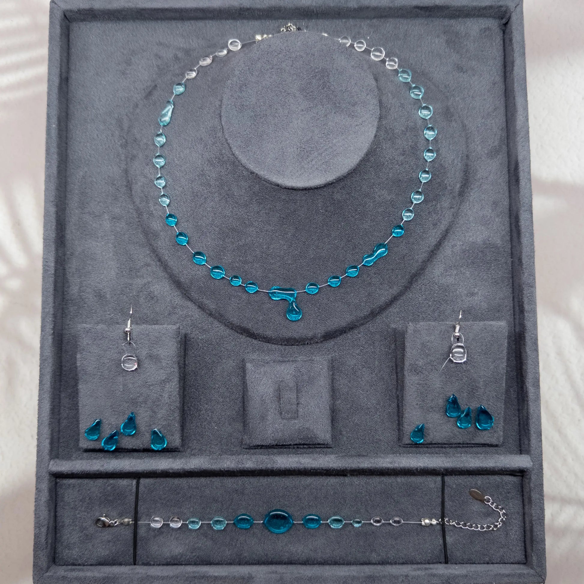 Set bijuterii Gradient turcoaz handmade din rășină, format din colier, brățară și cercei în formă de picături de ploaie, colecția Gradient – Drop